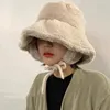 Oreille de protection coréenne Chapeaux de seau pour femmes automne et hiver voyage polyvalent rétro couleur solide couleur peluche masque coiffes 240126