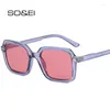 Gafas de sol SOEI Moda Remaches cuadrados Mujeres Degradado Sombras UV400 Vintage Hombres Color Caramelo Tendencia Gafas de sol