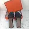 I sandali e le pantofole da donna estivi sono comodi e alla moda Pantofole sexy da donna in pelle rossa con fondo piatto per le vacanze Le donne indossano 100 paia di sandali rossi in rete