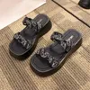 Tofflor badrum sommar kvinna sandal 2024 bad barn skor för kvinnor lyxiga sneakers sport super varumärke typ snekers