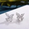 Orecchini a bottone Huitan cristallo a forma di farfalla per le donne Colore argento Delicati accessori per le orecchie femminili Gioielli da sposa per feste