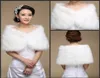 Wraps de mariée fourrure hiver châle de mariée enveloppes chaud longue large perle fausse fourrure pour mariage haussement d'épaules Cape châle 2018 pas cher en Stock manteau pour 1009864