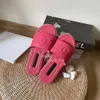 2024 Yeni Tasarımcı Yaz Terlik Yumuşak Alt Deri Baba Çamaşırı Zinciri Açık Plaj Boş Zaman Konforlu Düz Kadın Sandalet