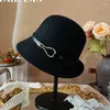 Boinas Invierno de gama alta Lana Pescador Sombrero Moda Simple Irregular Curvo Borde Metal Hebilla Top Cuenca del banquete de las mujeres