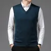 Browon marka erkek kazak yelek 2024 kolsuz düz renk moda sonbahar kış vneck yaka ince fit yumuşak kazak erkekler 240125