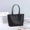 デザイナートートバッグニット大容量女性バッグハンドバッグGeniune Leather Woven Soft Sheepskin Work Sholdle Bagファッションヨーロッパとアメリカの複合バッグ