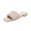 Designer kvinnor tofflor sandaler platta glider flip flops sommar läder utomhus loafers badskor strandkläder tofflor svart vit