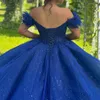 Blå glänsande av axelkristallbollklänningen Quinceanera klänningar paljetterade applikationer spetspärlor söta 16 vestidos de 15 anos