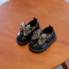 Bebê menina princesa sapatos criança antiderrapante plana macio-sola sapatos de couro borracha berço adorável borboleta-nó infantil 240131