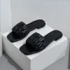 Designer kvinnor tofflor sandaler platta glider flip flops sommar läder utomhus loafers badskor strandkläder tofflor svart vit