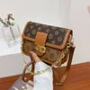 Nuova borsa a tracolla ascellare a spalla singola quadrata versatile e alla moda. Vendite dirette in fabbrica di lusso e piccoli pacchetti