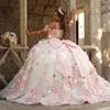 2024 Luxuriöse rosa Quinceanera-Kleider, Ballkleid, schulterfrei, Spitzenapplikationen, Kristallperlen, handgemachte Blumen, bauschiger Tüll, Korsett-Rücken, Partykleid, Abschlussball-Abendkleider