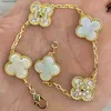 Designer Cleef Braclet Four Leaf Clover Armband 2024 Luxury Charm Armband Clover Pearl 4 Pieces 18k Gold Necklace Earrings Wedding Laser Brand Brace Brace