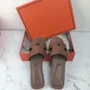 I sandali e le pantofole da donna estivi sono comodi e alla moda Pantofole sexy da donna in pelle rossa con fondo piatto per le vacanze Le donne indossano 100 paia di sandali rossi in rete