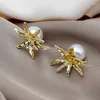 Ohrstecker FEEHOW Unregelmäßige Goldfarbe Große Blume Für Frauen Temperament Weiße Imitation Perlenohrring Täglich Tragbarer Schmuck