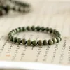 Le bracelet de perles rondes en bois de santal vert Strand est un jouet culturel monotone et parfumé.Jouet féminin en bois