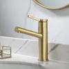 Grifos de lavabo de baño Nordic Simple Luz de lujo Cepillado Oro Tirador Giratorio Lavabo de cobre y mesa de grifo frío