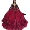 2024 Ballkleid Quinceanera Kleider Brautkleider Schatz Schulterfrei Burgunderrote Spitzenapplikationen Kristallperlen Handgefertigte Blumen Cape Sweet 16 Kleid Abendkleider