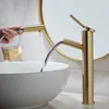 Grifos de lavabo de baño Nordic Simple Luz de lujo Cepillado Oro Tirador Giratorio Lavabo de cobre y mesa de grifo frío