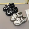 2023 Mocassini per bambini per ragazze Versatili traspiranti Semplice corona antiscivolo Scarpe in pelle principessa per bambini 240131