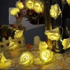 Les fleurs décoratives font l'expérience de la simulation fascinante d'une rose en PE avec des LED artificielles.