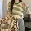 女性用TシャツドレスTシャツY2Kストリートウェアの女性服ストライプティーズフィット特大Tシャツナナマンガ2024秋の韓国