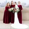 Plus 2024 Bury Size Bridesmaid Dresses Veet Long Sleeves Golvlängd Scoop Neck Beach Wedding Gästklänningar Custom Made Made