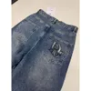 byxor hög midja broderade jeans, överkropp mjuk och den mjuka denimen är gjord av hög bomulls elastisk tyg
