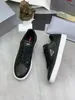 Moda Tasarımcı Erkek Ayakkabı Üçgen Logo Baskılı Sıradan Tasarımcı Eğitmenleri Black Sports Luxury Trainers Sneaker Ayakkabıları Adamlarla Kutu