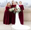 Plus 2024 Bury Size Bridesmaid Dresses Veet Long Sleeves Golvlängd Scoop Neck Beach Wedding Gästklänningar Custom Made Made