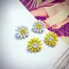 Boucles d'oreilles douces et petites fleurs de marguerite, mode sud-coréenne, vente en gros