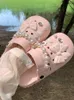 Hoge kwaliteit damesslippers Zomer Zoete Leuke Slippers met Charmes Outdoor EVA Zachte Strandsandalen Boog Parelketting Klompen Gat Schoenen 240126