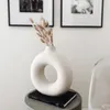 セラミックホロウアウトフラワー花瓶の置物ノルディックモダンプランターポットホームデコアクリエイティブドーナツフラワーブリーベース装飾装飾240122