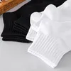 Meias masculinas 10 pares tubo curto simples sólido preto branco esportes primavera verão algodão respirável cintura antiderrapante sokken