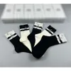 Chanells Designer Luxury Channel Socksファッションメンズとレディースカジュアルコットン通気性5ペアの靴下ボックス02105