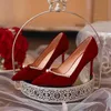 Elbise kırmızı yüksek topuklu ayakkabılar düğün çift aşınma bahar ve sonbahar yeni gelin ince topuk dişi inci