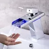 Robinets de lavabo de salle de bains Robinet de lumière LED OUGOO 3 couleurs changeantes bec de cascade et mélangeur d'eau froide monotrou
