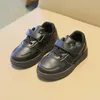 Sneakers per bambini 2024 primavera autunno nuovi ragazzi scarpe Casual PU scarpe sportive per ragazze nere scarpe da passeggio per bambini con suola morbida scarpe sportive per bambini