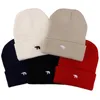 Boinas 2024 Sombrero de punto de lana de invierno Gorros Hombres Mujeres Bordado Oso Moda Cap Color Sólido Hip-Hop Sombreros Cálidos Skullies a prueba de frío