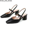 Vente chaude-Classic Design Top Qualité En Gros Été Chunky Talons Bout Fermé Noir Blanc Slingback Bureau Des Femmes Sandales Occasionnelles