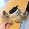 Coconut Shoes Kids 2024 Spring Hot Sale Sneakers pojkar svart, grå, brun/trefärgad andningsbar mesh skor flue vävda casual skor för flickor mjuk soled baby promenadsko