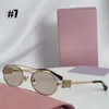 Premium mode solglasögon för kvinnor eller män med Gold Metal Letter Logo present till jul