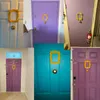 Gelber Gucklochrahmen aus der TV-Serie „Friends“ für die Tür mit der Türklingel.Es hat auch zwei Seitenband auf der Rückseite.Bereit zum Aufhängen.Nachbildung des Rahmens aus Monicas Tür.