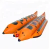 Flotteurs gonflables adaptés aux besoins du client 4-10 personnes Double rangée tour gonflable remorquable eau banane bateaux volant poisson Tube gonflable bateau de mer avec pompe