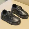 Sneakers per bambini 2024 primavera autunno nuovi ragazzi scarpe Casual PU scarpe sportive per ragazze nere scarpe da passeggio per bambini con suola morbida scarpe sportive per bambini