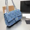 Denim hårdvarudesigner handväska mörkblå väska silverkedja klaff axel remmar kvinnor vintage lyxhandväskor sadel tote plånbok 25 cm