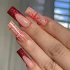 Künstliche Nägel, rot, weiß, gestreift, bedruckt, lang, einfach aufzutragen, einfaches Abziehen für die professionelle Versorgung im Nagelkunstsalon