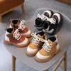 Botas para niños Primavera Otoño Nuevos zapatos para niños Botas de un solo color a juego para niños Botas de cuero de estilo británico para niñas Botas deportivas antideslizantes para caminar para bebés