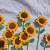 Dekorativa blommor stickade konstgjorda solros falska färdiga vävda blommor handgjorda simuleringsgarn virkning heminredning semestergåvor