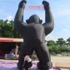 Atividades ao ar livre promocionais personalizadas ao ar livre 8m 26 pés atividade gigante preto inflável Kingkong Gorilla chimpanzé modelo animal segurando carro para publicidade